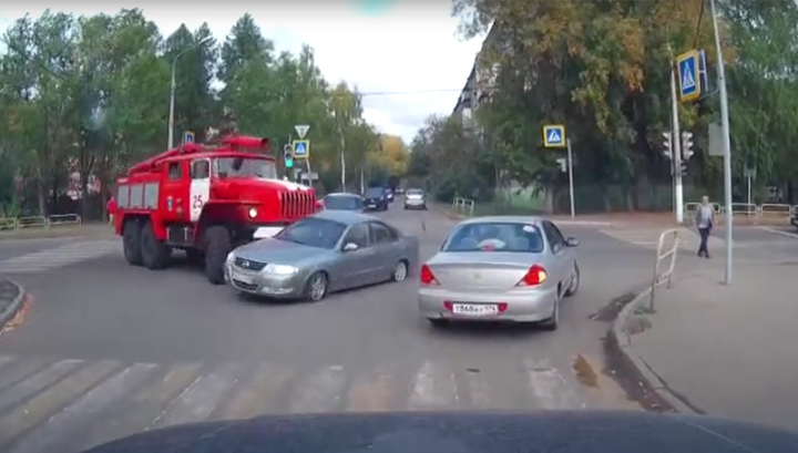В Магнитогорске пожарный автомобиль столкнулся с двумя легковыми машинами. Видео