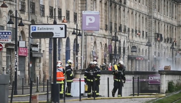 Трое пожарных пострадали при тушении парковки в Бордо, которая горит уже 12 часов