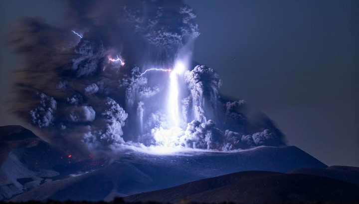 Вулкан Эбеко выбросил новый столб пепла