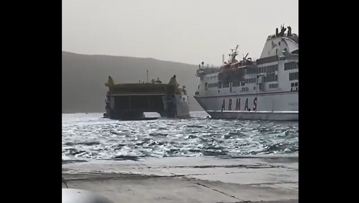 Два парома столкнулись у берегов Канарских островов из-за сильного ветра. Видео