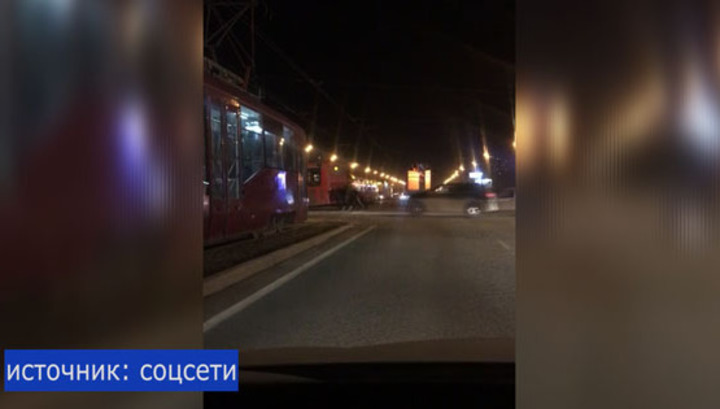В Казани пассажиры вытолкнули с дороги заглохший автобус