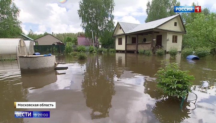 Затопленные огороды и улицы: стихия обрушилась на Московский регион