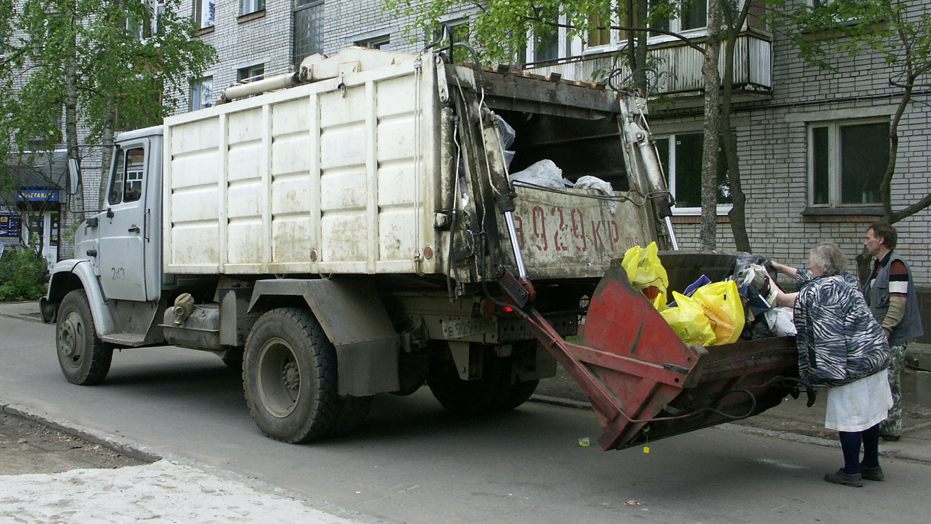 ГАЗ-4301 - мусоровоз брошенная