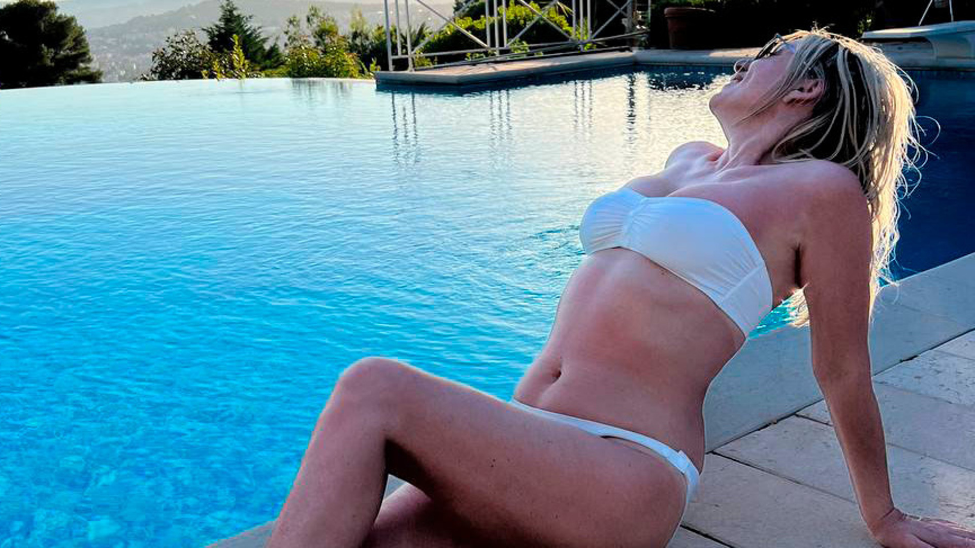 Ирине Салтыковой не удалось отдохнуть спокойно - ее сфотографировали в купальнике