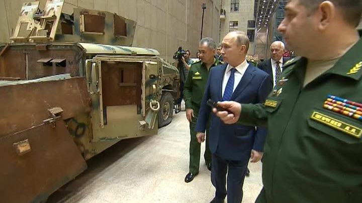 Putin Surveys His War Trophies: ISIS Weaponry Has Been Collected and Put on Display in Exhibition