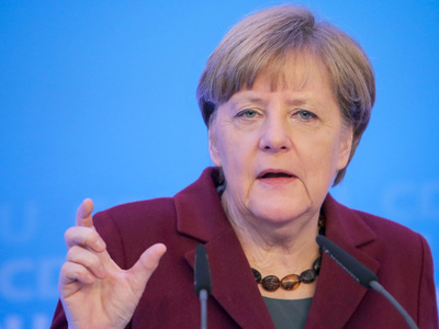 Меркель не считает, что пора снимать санкции с России