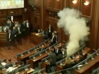 Европейский парламентаризм: косовских депутатов вновь угостили слезоточивым газом