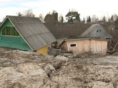 Устюжане подсчитывают ущерб от паводка: часть домов разрушено полностью