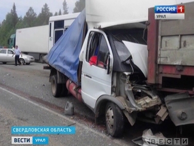 Несколько человек погибли в массовой аварии в Свердловской области