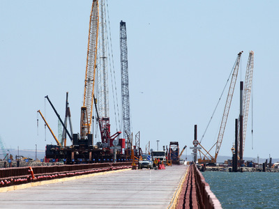 Мост в Крым: строители приступают к установке опор для арочного пролета