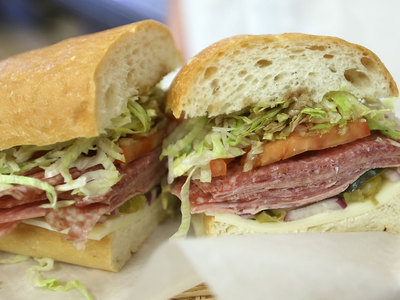 В США спасли голого мужчину, искавшего колодец желаний в магазине сэндвичей