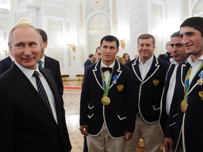 Не числом, а умением: олимпийцев в Кремле наградили за тяжелое золото