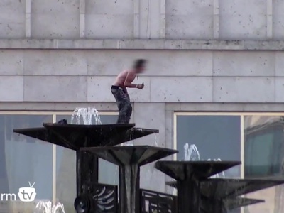 Полиция скрутила голого беженца в берлинском фонтане