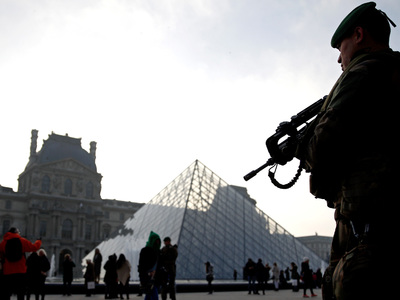 Сто тысяч полицейских и военных будут охранять Францию в новогоднюю ночь