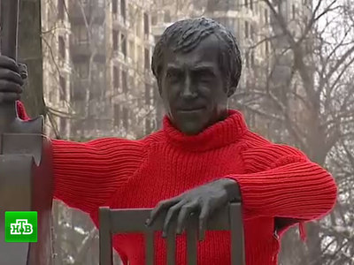 В Воронеже в день памяти Высоцкого для его памятника связали свитер