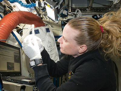 Бортовая лаборатория: астронавты учатся идентифицировать микробов прямо в космосе