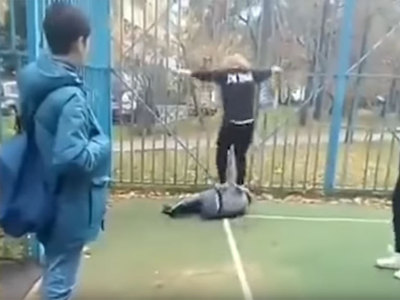 Московская школьница на камеру избила парня в стиле рестлинга