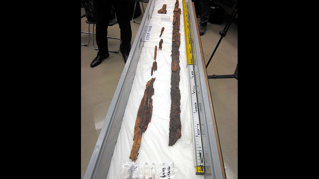 Раскопки сабли. Найден гигантский меч. Найден гигантский меч. Меч япония большое. Уникальные мечи.