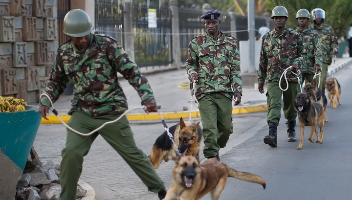 В столице Кении экстремисты убили несколько человек и захватили заложников в отеле