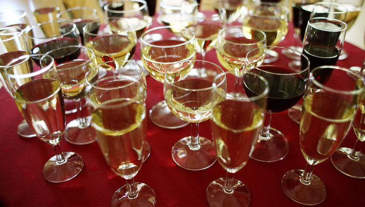 Выпьем за любовь: эксперты Роскачества рассказали, какое розовое вино лучше