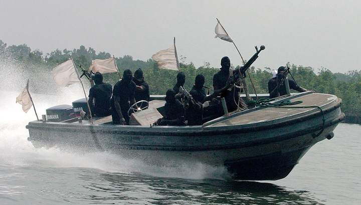 У берегов Бенина пираты атаковали судно с российскими моряками: шесть человек похищены