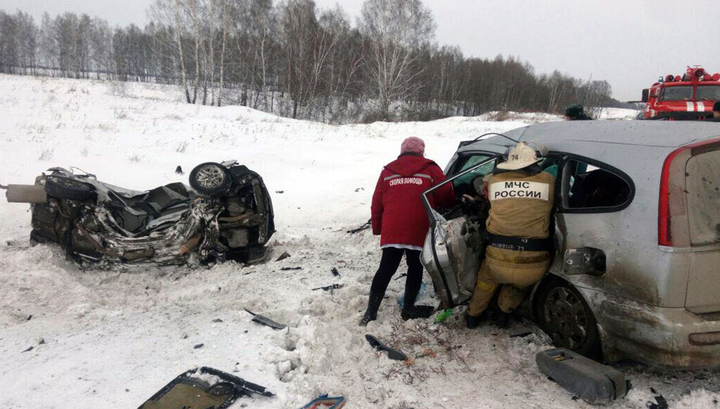 Шесть человек погибли в лобовом столкновении на трассе в Новосибирской области