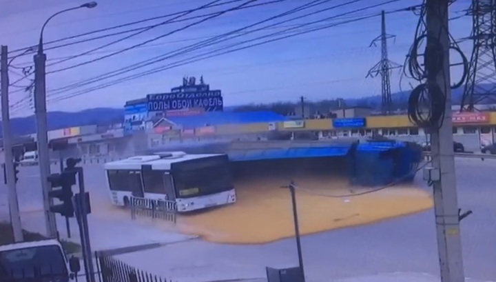 Перевернувшийся грузовик обсыпал зерном автобус в Новороссийске