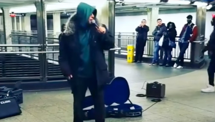 Адам Сэндлер дал бесплатный концерт в нью-йоркском метро. Видео