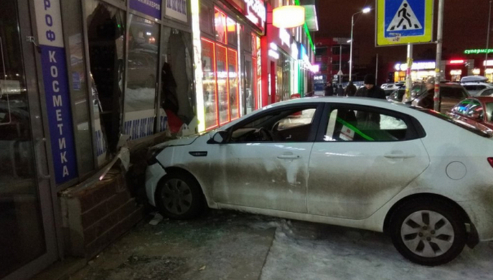 Пьяный водитель врезался в магазин у станции метро в Петербурге
