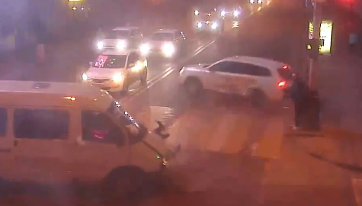 Пешеход чудом не попал под колеса развернувшегося джипа в Краснодаре