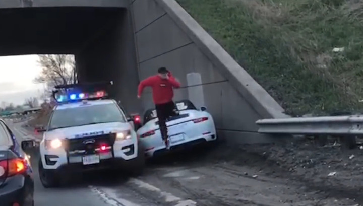 Угонщик бросил Porsche  после неудачного тарана полицейского авто в Канаде