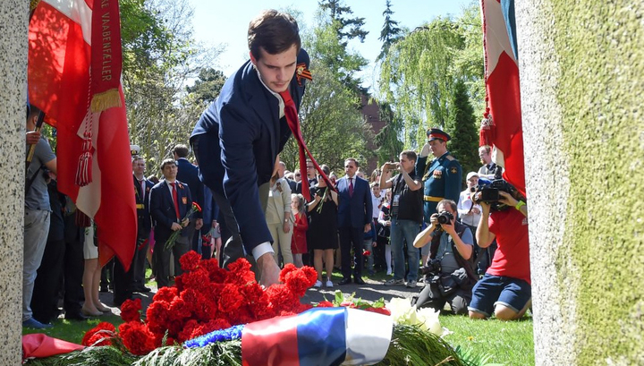 Хоккейная сборная возложила цветы к памятнику советским гражданам в Копенгагене