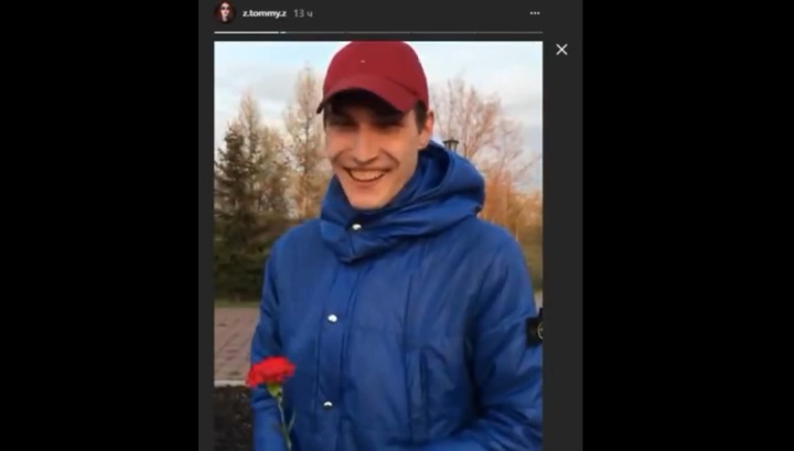 "Как пахнут деды": красноярец преподнес подруге цветок с памятника героям войны