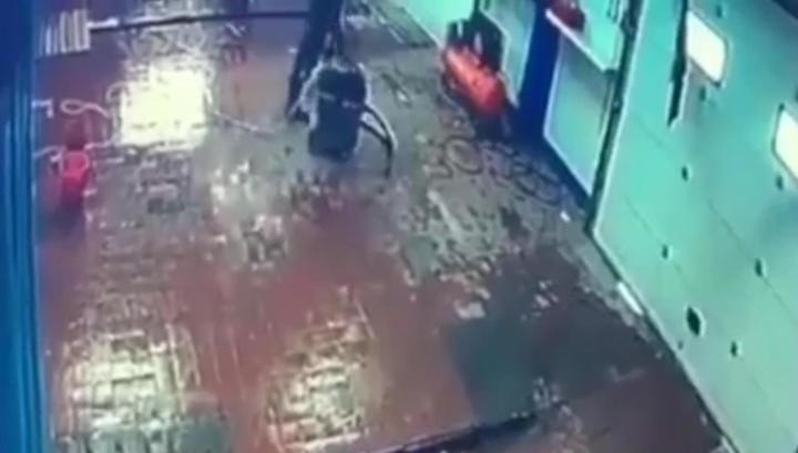 Водитель снес дававшего ему указания сотрудника автомойки