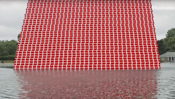 В Лондоне на озере установили инсталляцию из 7,5 тысяч бочек. Видео