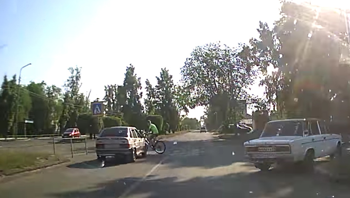 В Хакасии подросток на велосипеде попал под колеса автомобиля. Видео