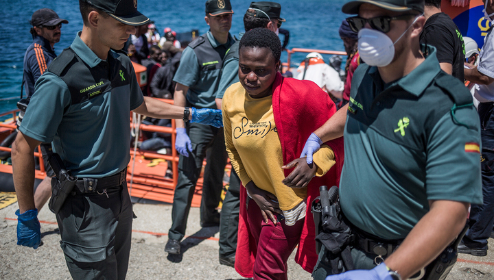 У берегов Испании спасены сотни мигрантов