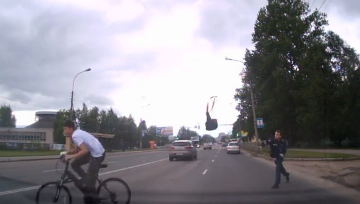 Регистратор снял неудачную попытку задержания юного велосипедиста в Великом Новгороде