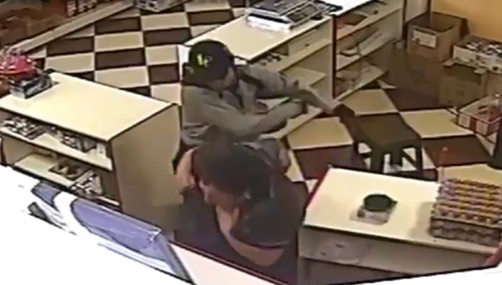 Жестокое нападение на продавщицу магазина в Ингушетии попало на видео