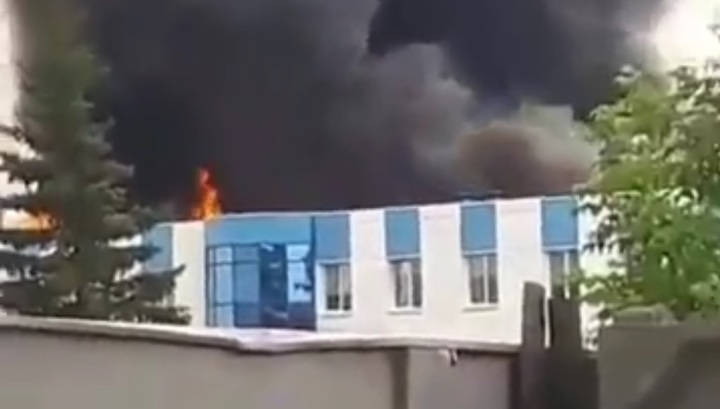 Появилось видео крупного пожара на авиазаводе в Иркутске