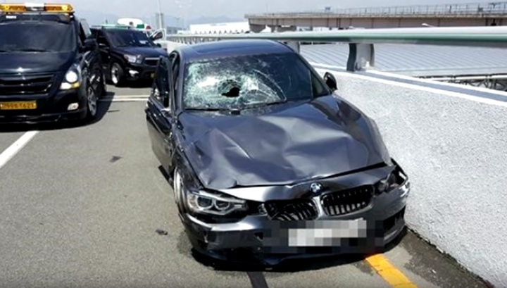 Водитель BMW на большой скорости снес таксиста около аэропорта в Корее. Видео