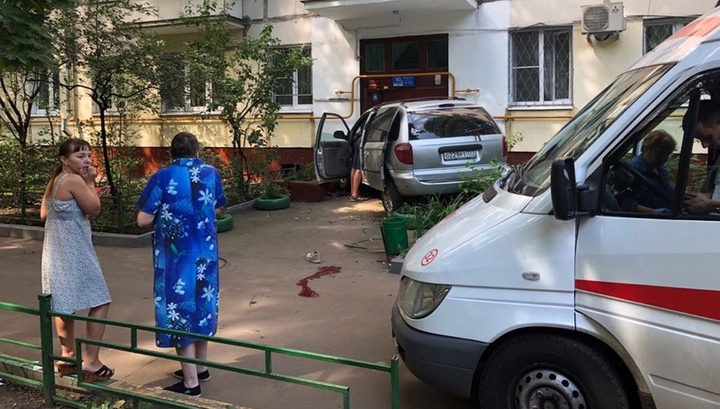 "10 бутылок водки": водитель сбил пешеходов и врезался в подъезд дома на востоке Москвы