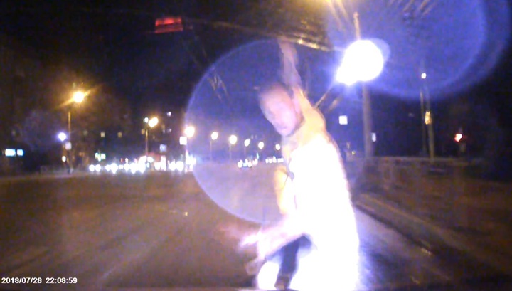 Пешеход-нарушитель разбил лобовое стекло авто во время ДТП в Ижевске. Видео
