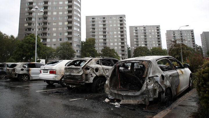 Премьер Швеции в ярости из-за поджога 80 машин 