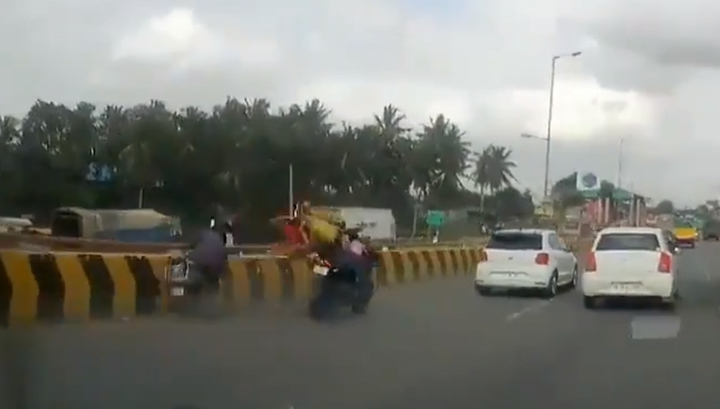 Мотоцикл в Индии лишился водителя и поехал под управлением маленького ребенка. Видео