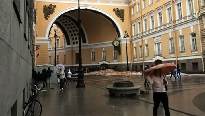На Дворцовой в Петербурге ветром снесло строительные леса с Главного штаба