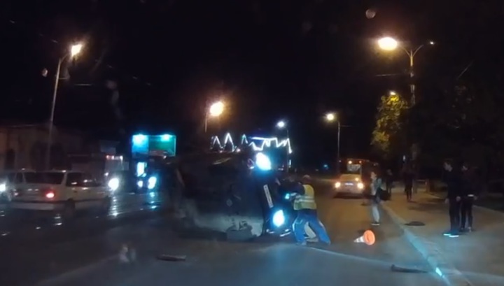 Автомобиль перевернулся после наезда на люк в Калининграде