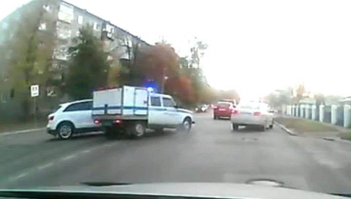 В Твери произошла авария с участием полицейской кинологической машины. Видео