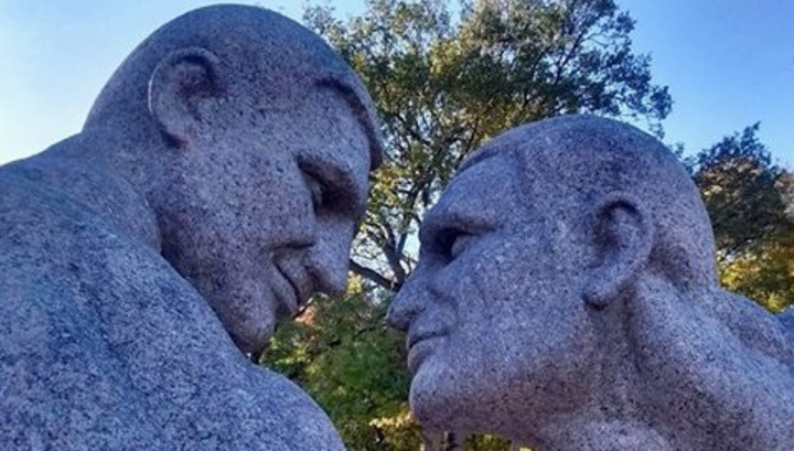 Братьям Кличко поставили «голый» памятник