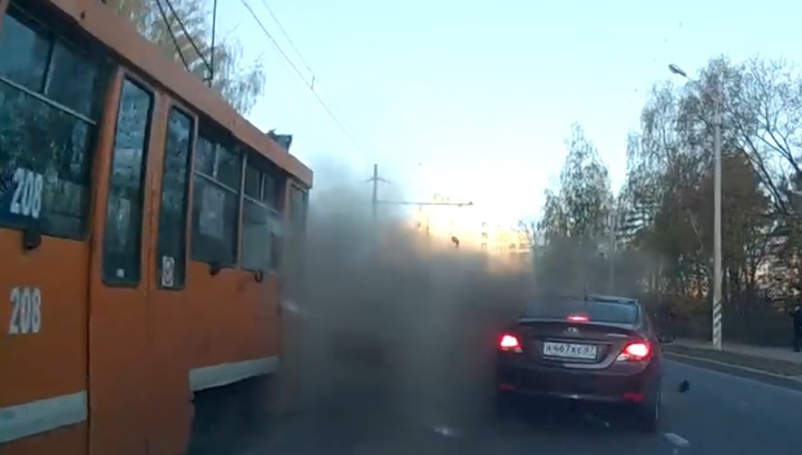 Водитель не справился с управлением и протаранил встречный трамвай в Смоленске. Видео